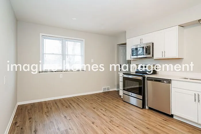 3 bed, 2.0 bath, 2038 sqft, $2,595 — Photo 3