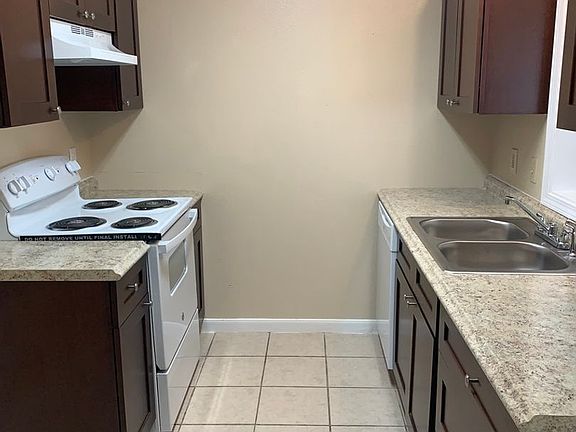 3rd image of 212 Hunters Ln