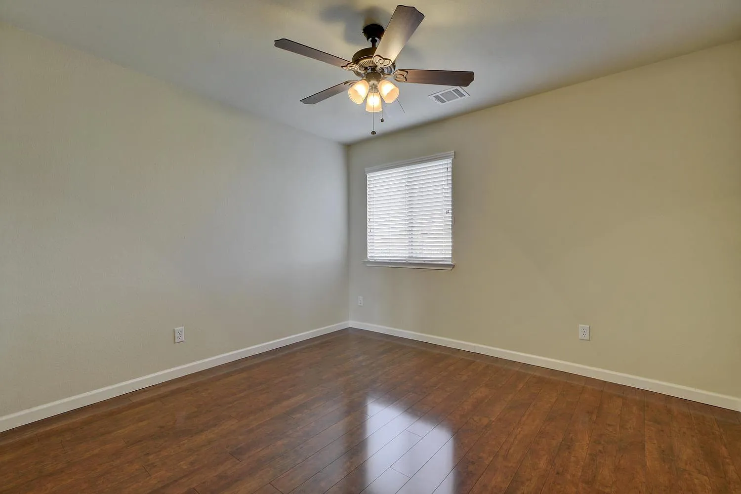 3 bed, 2.5 bath, 1970 sqft, $2,100 — Photo 1