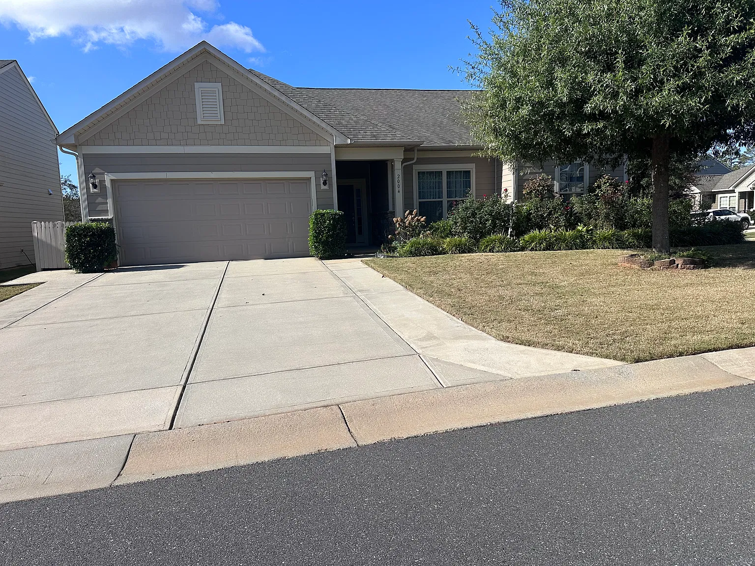 3 bed, 2.5 bath, 2500 sqft, $3,300 — Photo 2