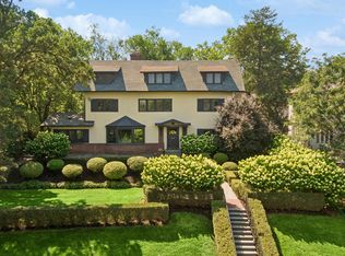 2204 W Lake Of The Isles Pkwy, Minneapolis, MN 55405