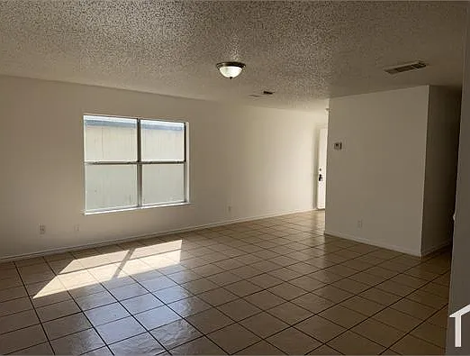 4 bed, 2800 sqft, $2,500 — Photo 3
