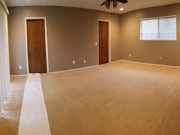 Master bedroom (back of house) - Slider on left faces courtyard - Window faces west Door on the left is en suite bathroom (double sinks - shower only) door on the right walk in closet