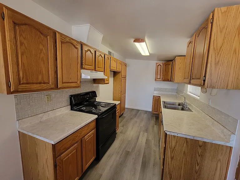987 J St — Photo 3