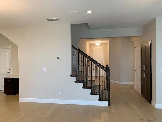 4 bed, 2492 sqft, $3,700 — Photo 4