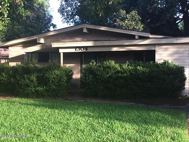 1st image of 1304 Versailles Cres