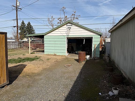 3rd image of 615 E 3rd St