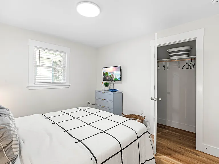 102 W Weaver St — Photo 16