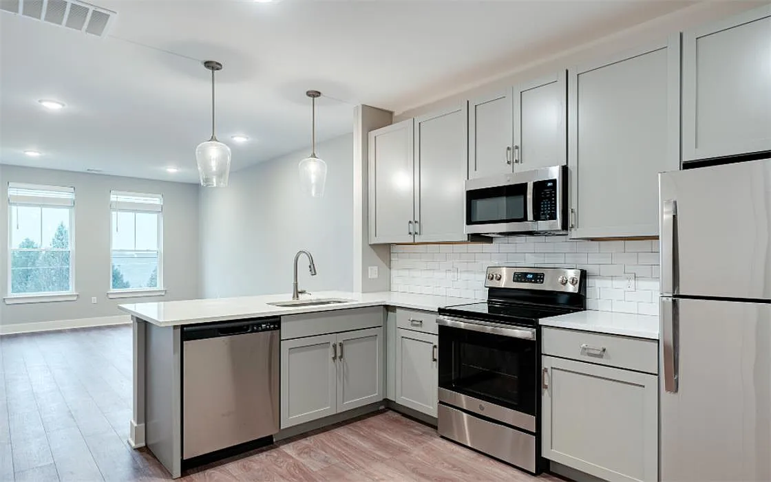 1 bed, 1.0 bath, 806 sqft, $1,925 — Photo 4