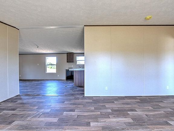 5th image of 215 E Wells Hill Ln