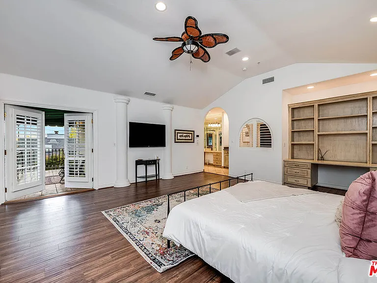 4063 Benedict Canyon Dr — Photo 44