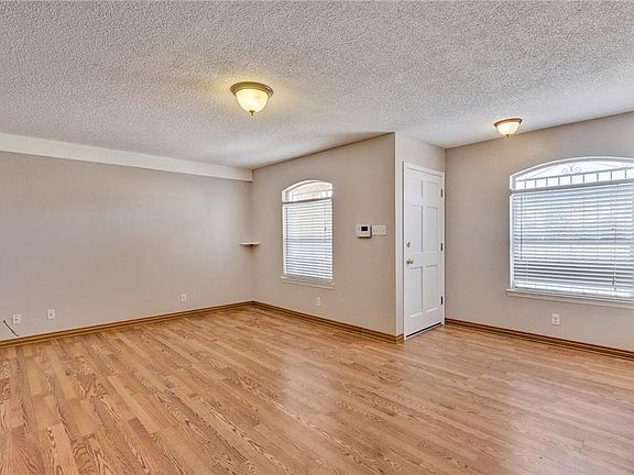 5th image of 10948 Chippendale Ave