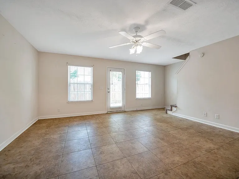 2505 Comanche Way — Photo 3