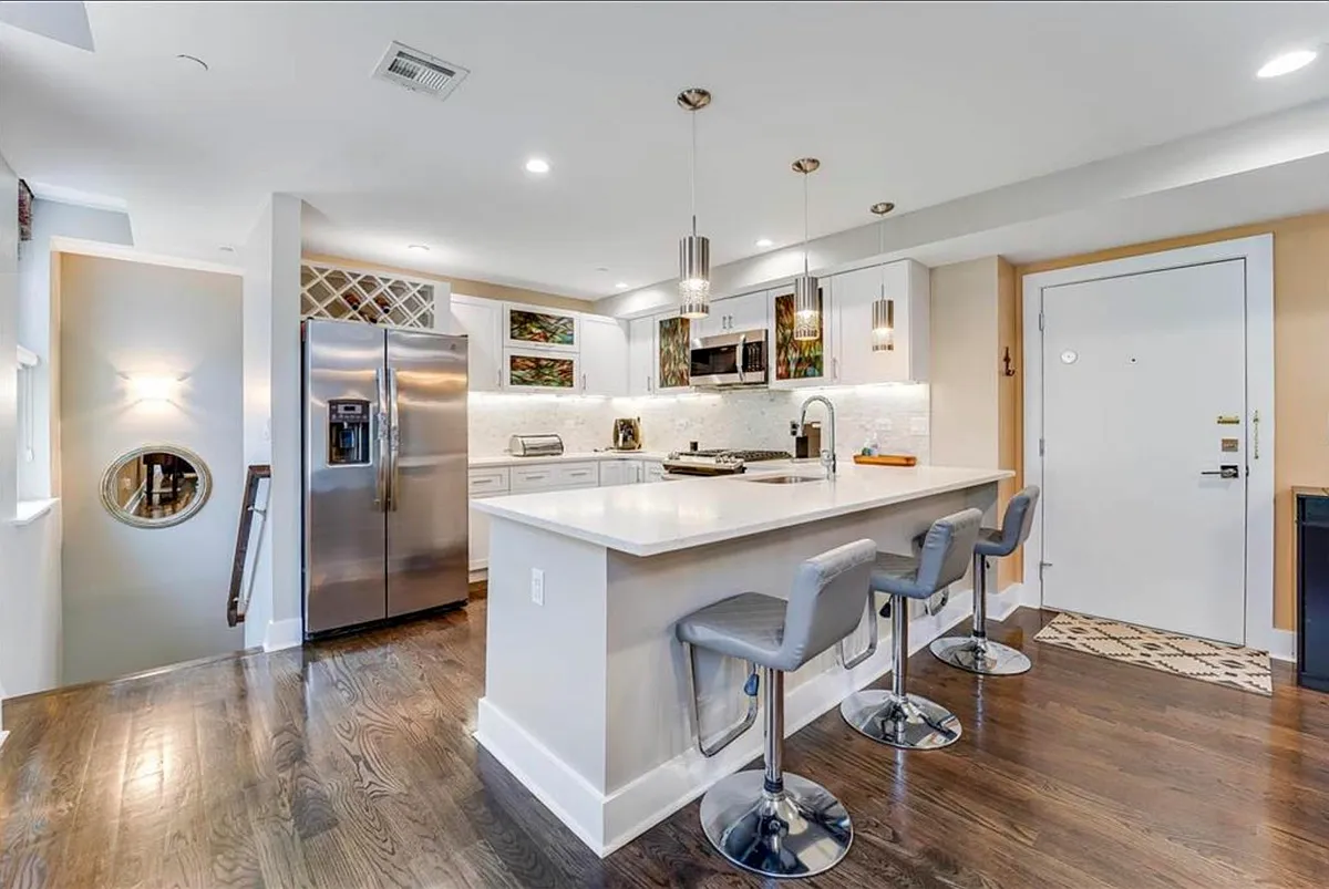 Building Photo - 126 Delaware Ave #3