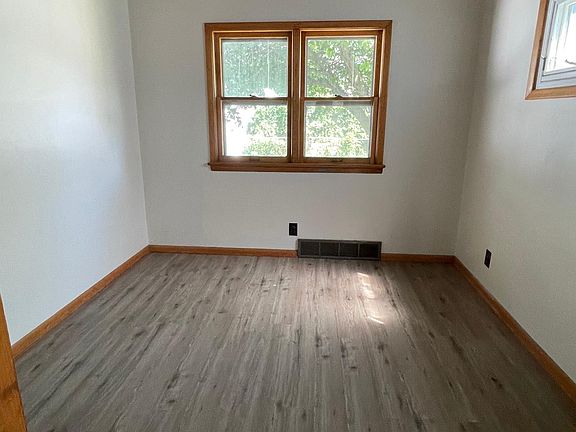 4th image of 15417 Parkgrove Ave