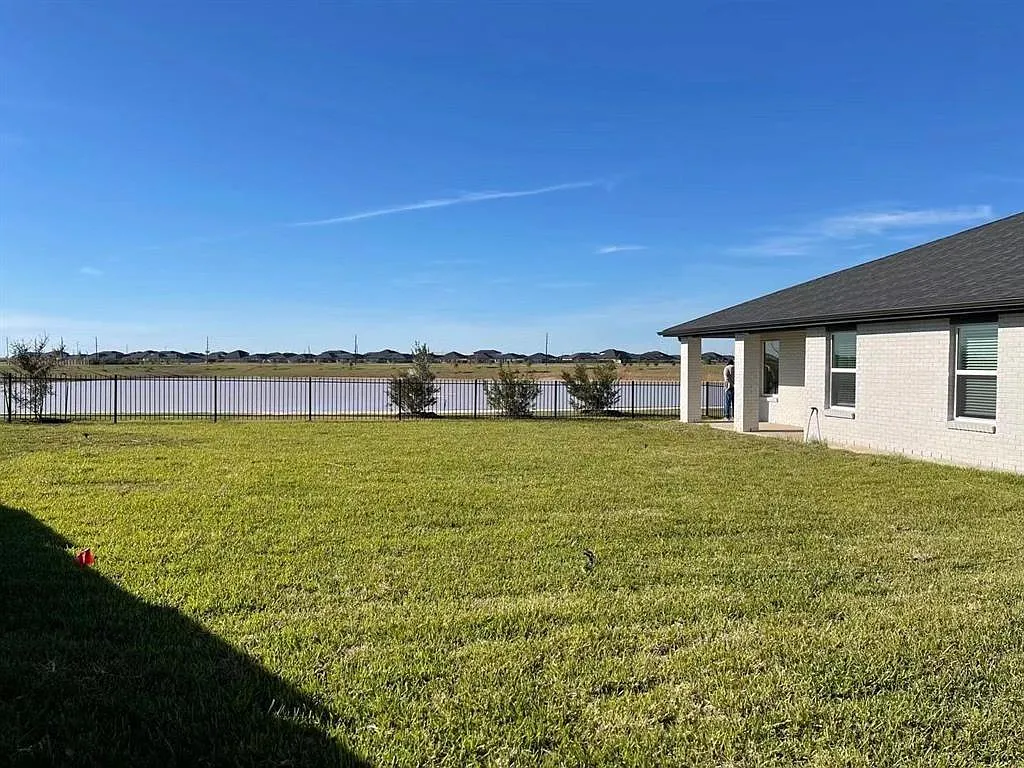 4 bed, 2.0 bath, 2067 sqft, $2,450 — Photo 2