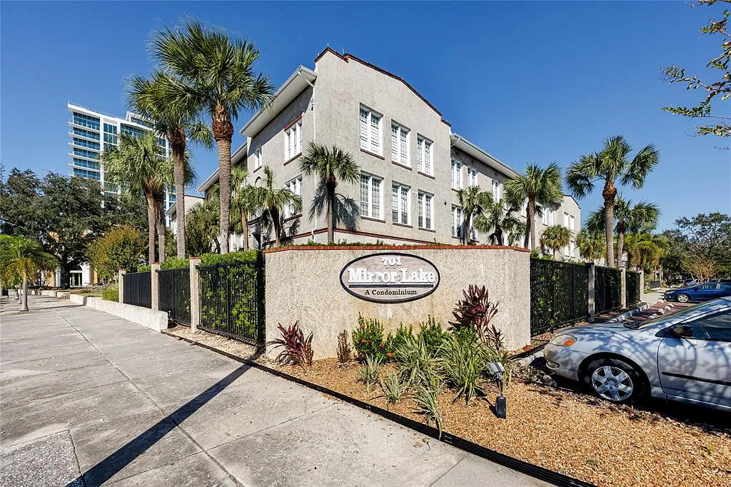 2 bed, 2.0 bath, 985 sqft, $2,800 — Photo 2