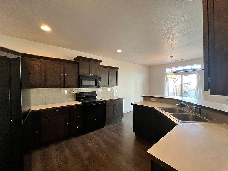 1352 E Nen Dr — Photo 4