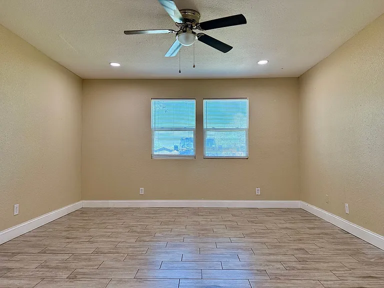 609 Howard Dr — Photo 11