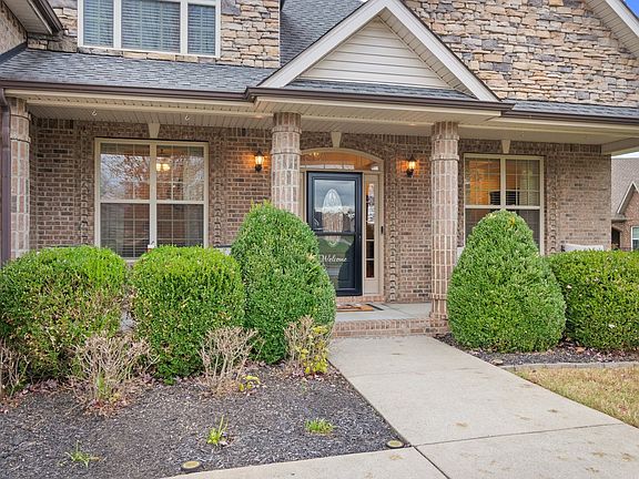 3rd image of 146 Parkland Cir