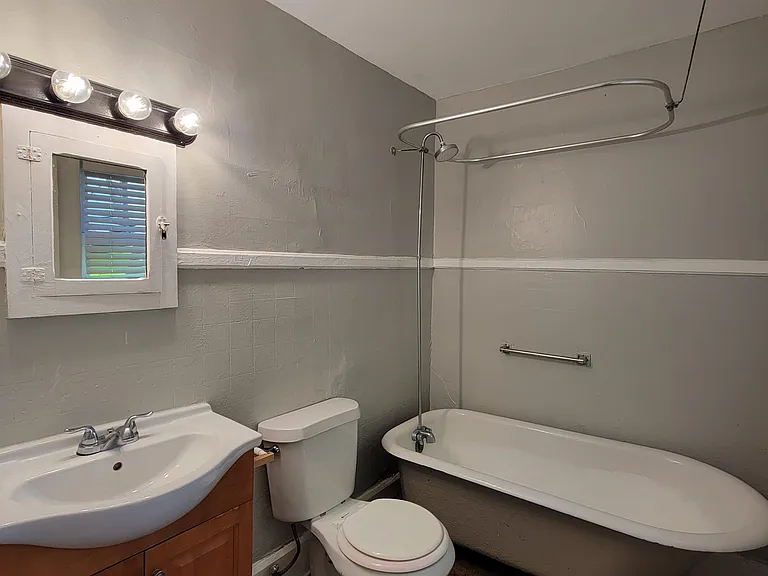 945 6th St N #2 — Photo 9