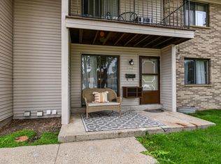 1463 S Carriage Ln, New Berlin, WI 53151