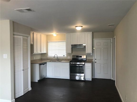 4th image of 4221 Hyde Park Dr