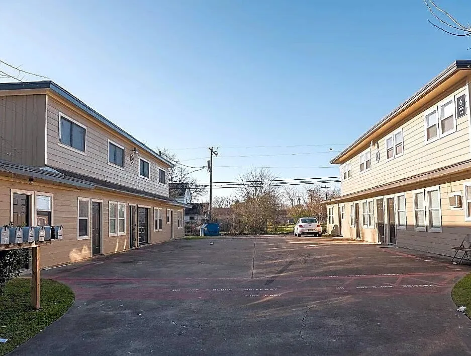 Coral Manor Apartments — Photo 4