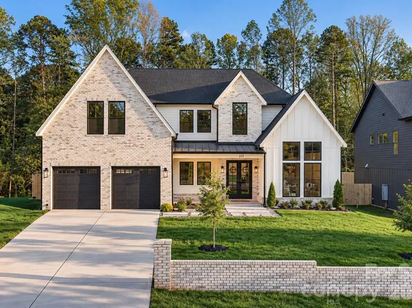 215 Smithfield Dr, Charlotte, NC 28270