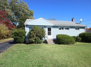 7 Robin St, Waterford, CT 06385
