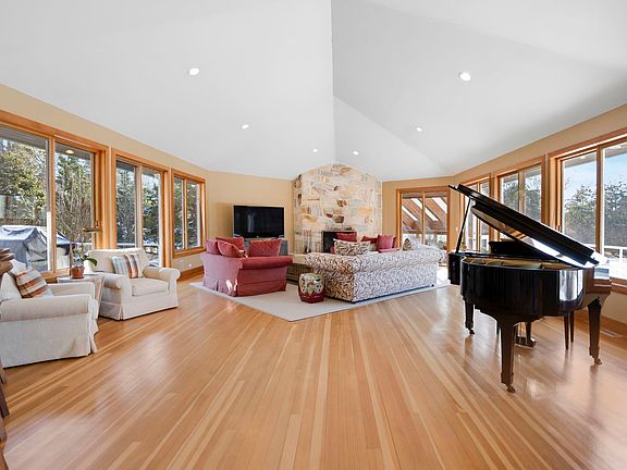 2nd image of 25 Ring Neck Rd