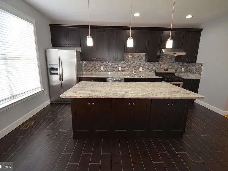 819 Royal Cres — Photo 3