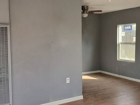 3rd image of 10424 Holland St
