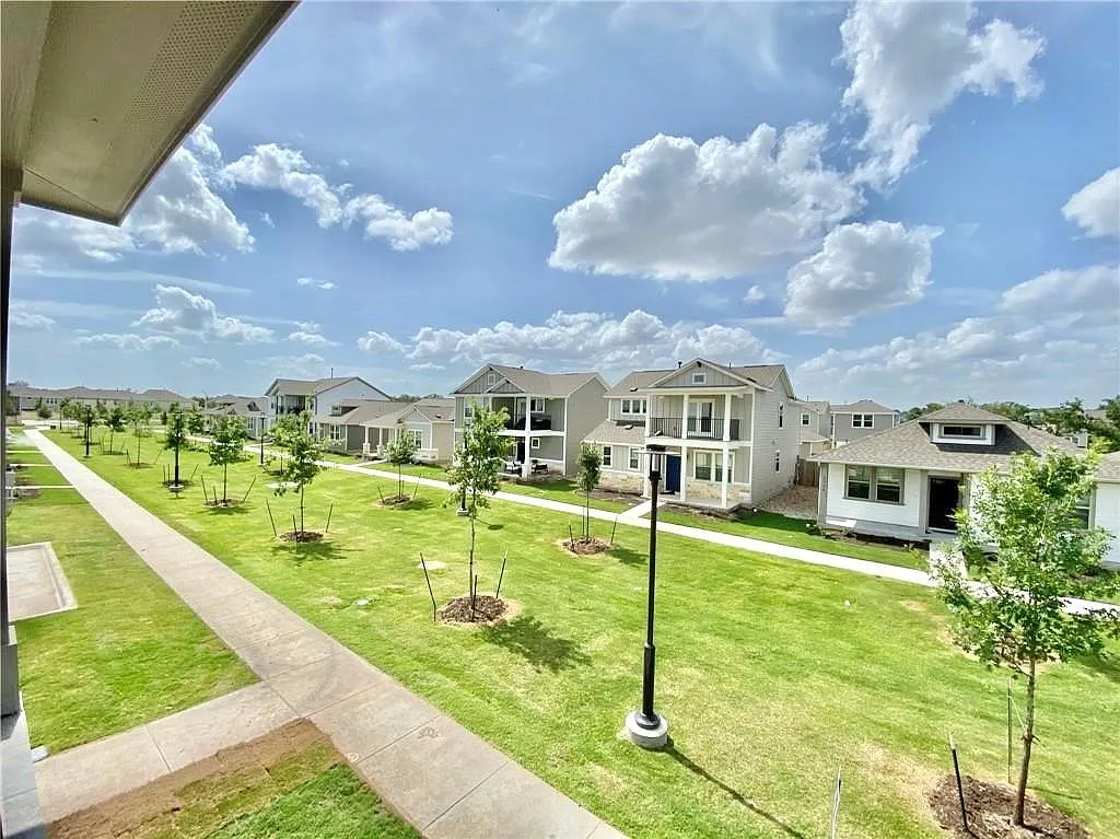 4 bed, 3.0 bath, 1940 sqft, $2,395 — Photo 3