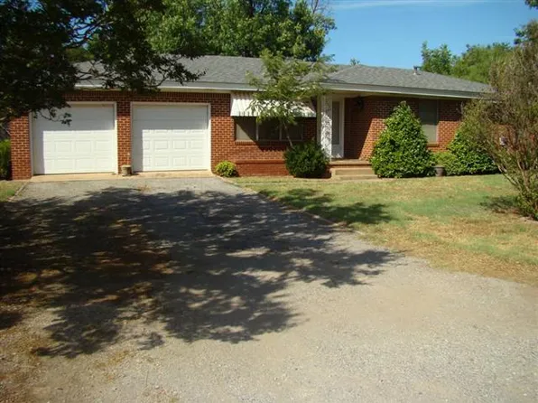208 E Jefferson Ave, Iowa Park, TX 76367