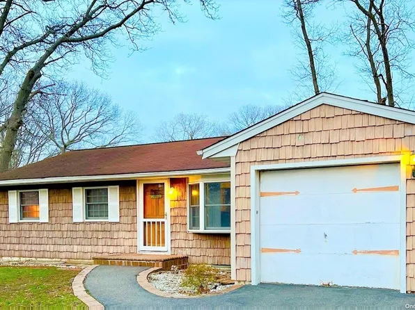 33 Janice Lane, Selden, NY 11784
