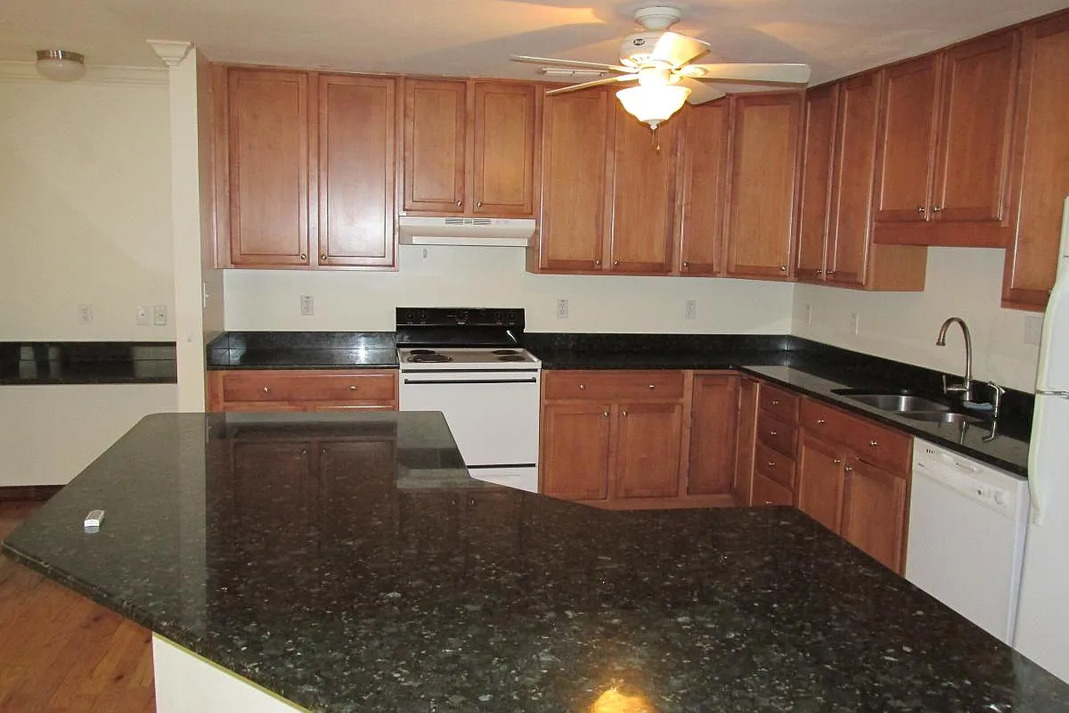 4 bed, 2.5 bath, 2277 sqft, $2,700 — Photo 4