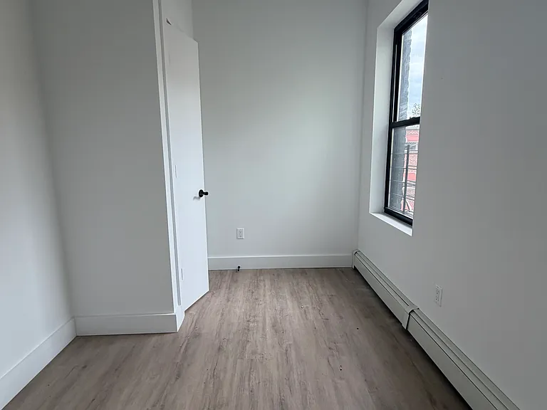 1311 Harrod Ave #2R — Photo 4
