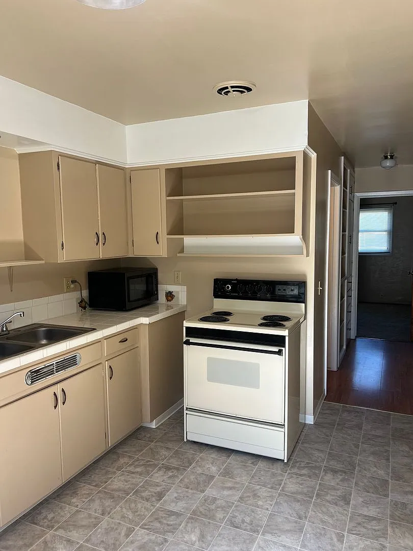 Medford 2 Bedroom, 1 bath Duplex with Fenced Yard — Photo 3