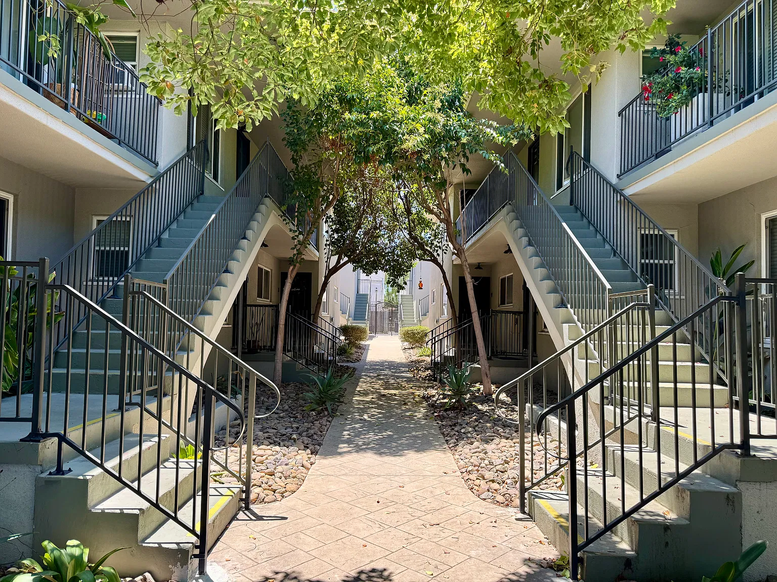 2 bed, 832 sqft, $2,500 — Photo 1