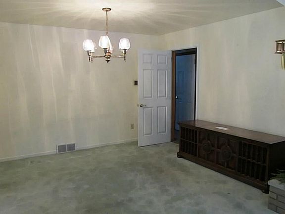 4th image of 300 Blue Grass Dr