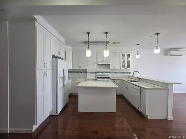 3 bed, 2.0 bath, 6468 sqft, $4,300 — Photo 2