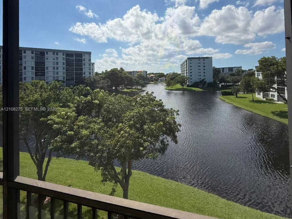 2226 N Cypress Bend Dr APT 409, photo 3