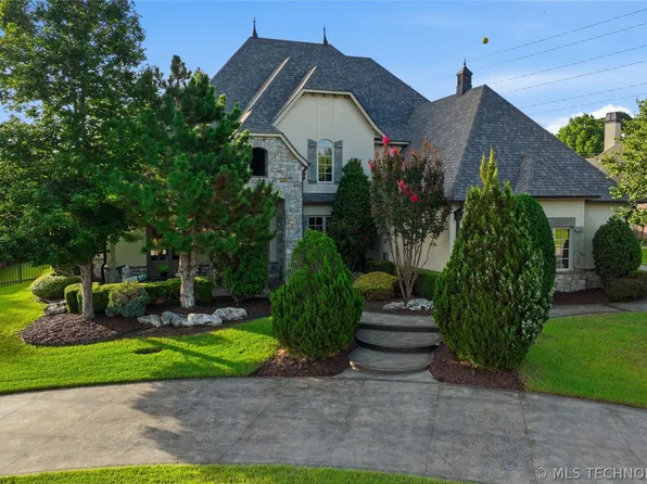 8001 S Galveston Ct, Tulsa, OK 74132