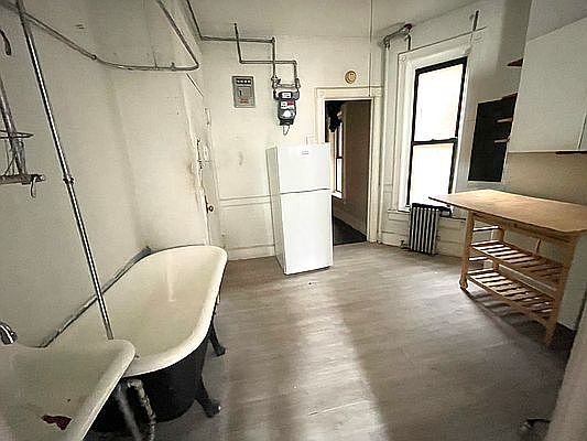 4th image of 163 E 99th St APT 15