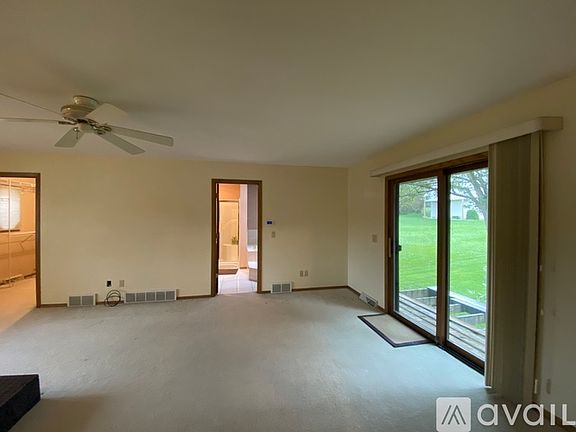 3rd image of 2250 Woodlawn St Room 1000