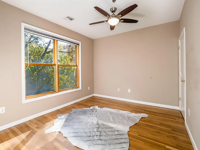323 Jackson St — Photo 9