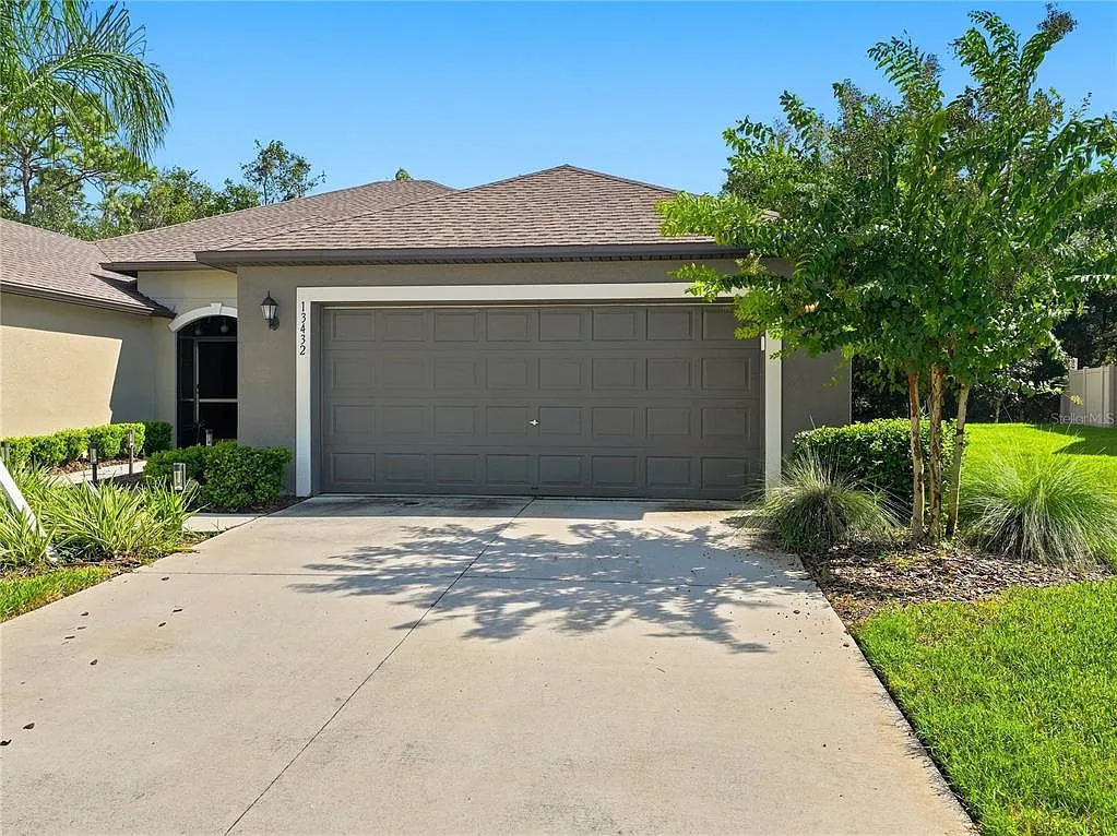 3 bed, 2.0 bath, 1337 sqft, $2,100 — Photo 2