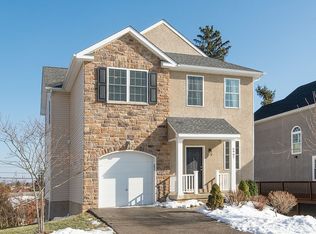 6907 Epiphany Pl, Philadelphia, PA 19128