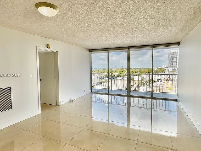 7601 E Treasure Dr #801 — Photo 2